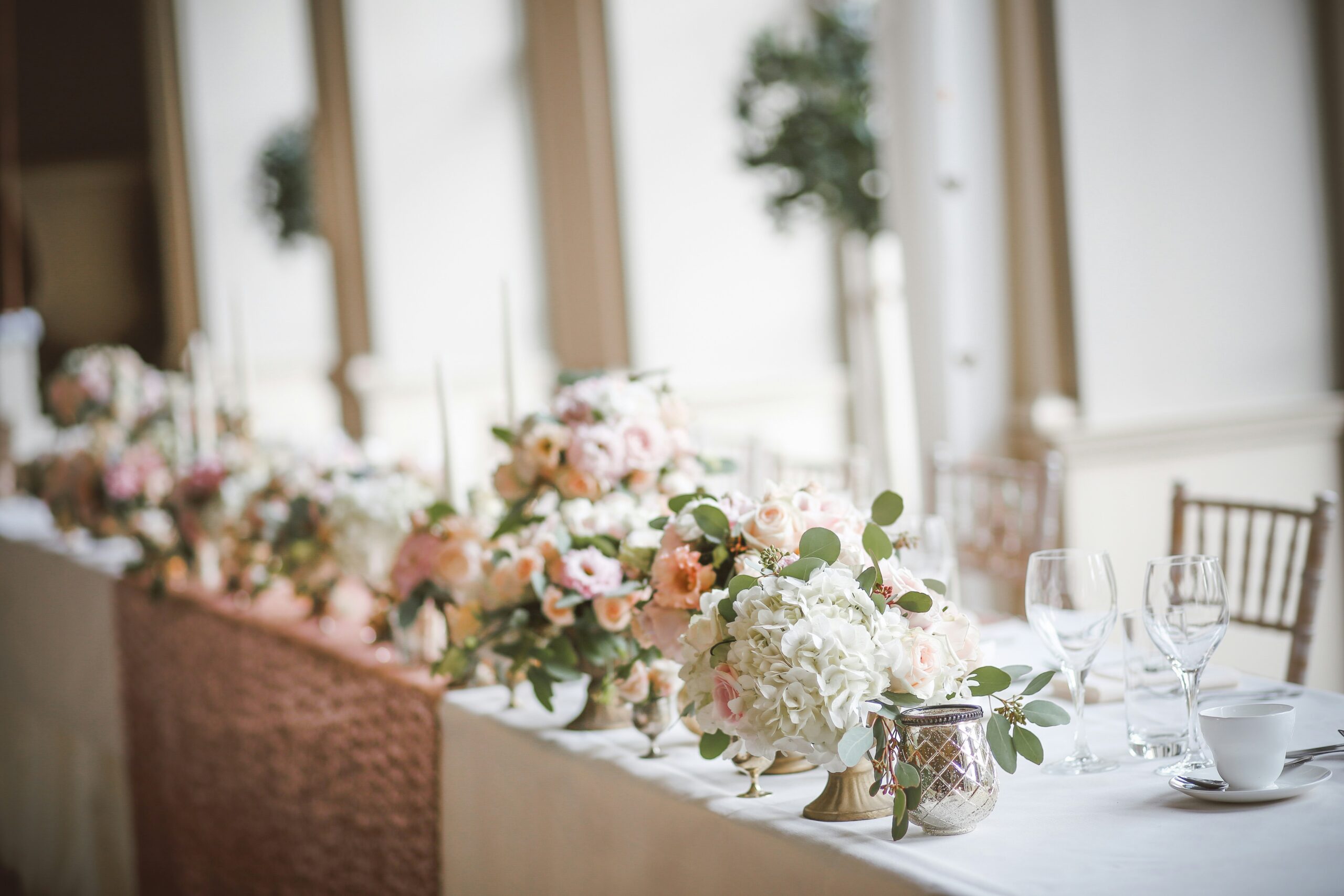 Festlich gedeckte Hochzeitstafel mit Blumen